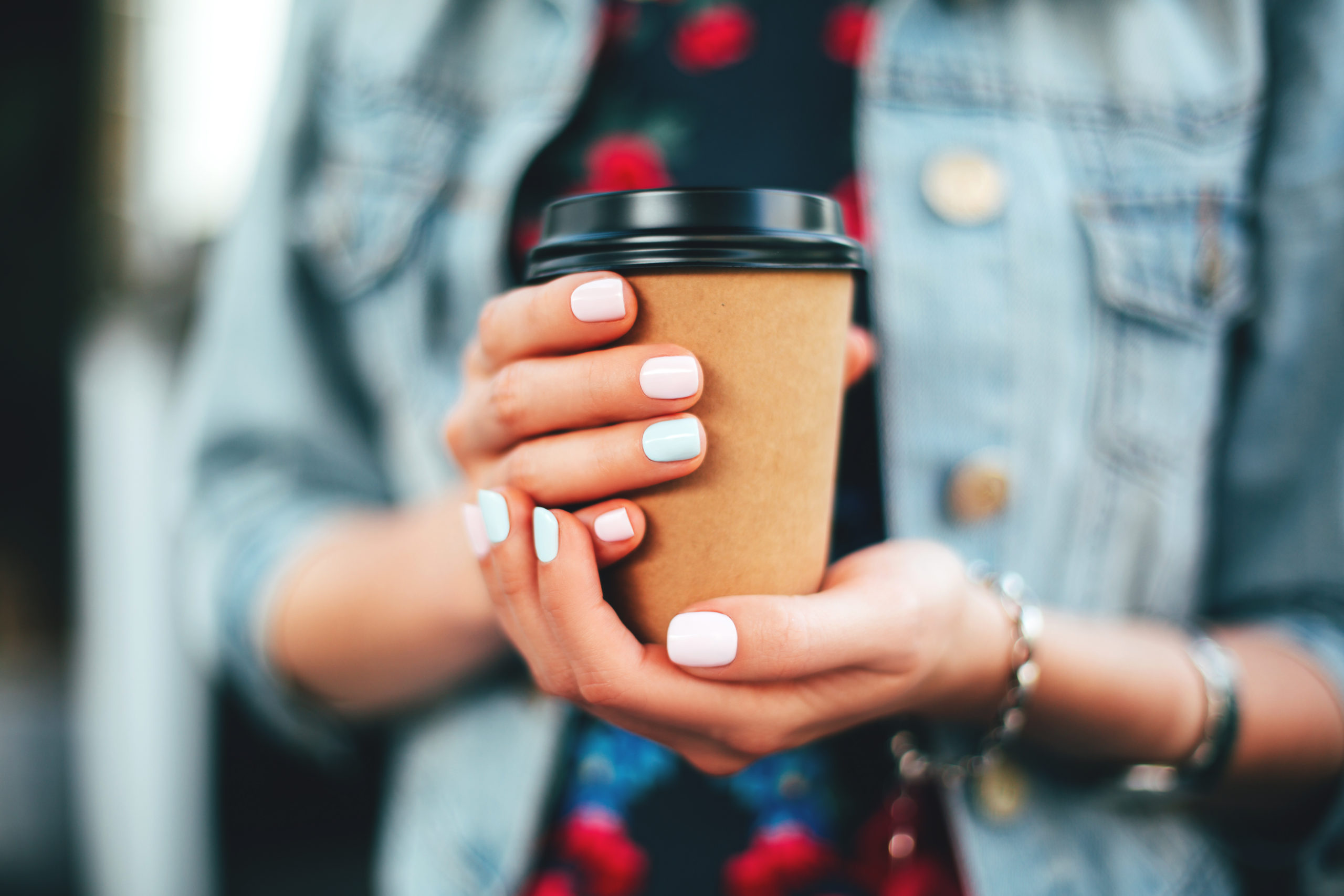 Take us away. Стаканчик кофе в руке. Девушка со стаканчиком кофе. Кофе в руках. Девушка с кофе в руках.